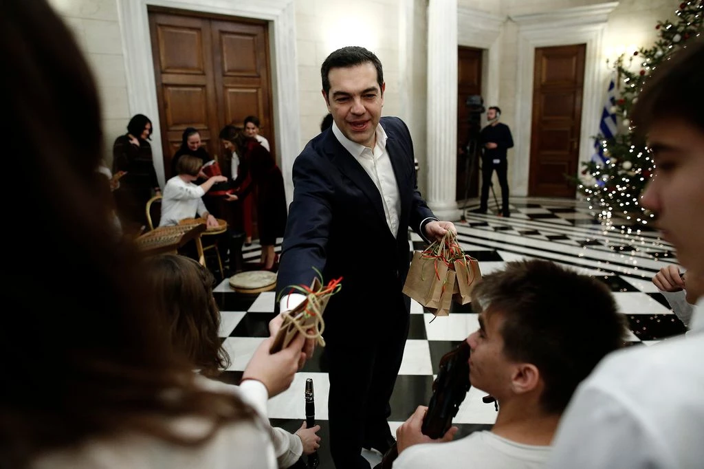 Από ποιους θα ακούσει τα κάλαντα της Πρωτοχρονιάς ο Τσίπρας